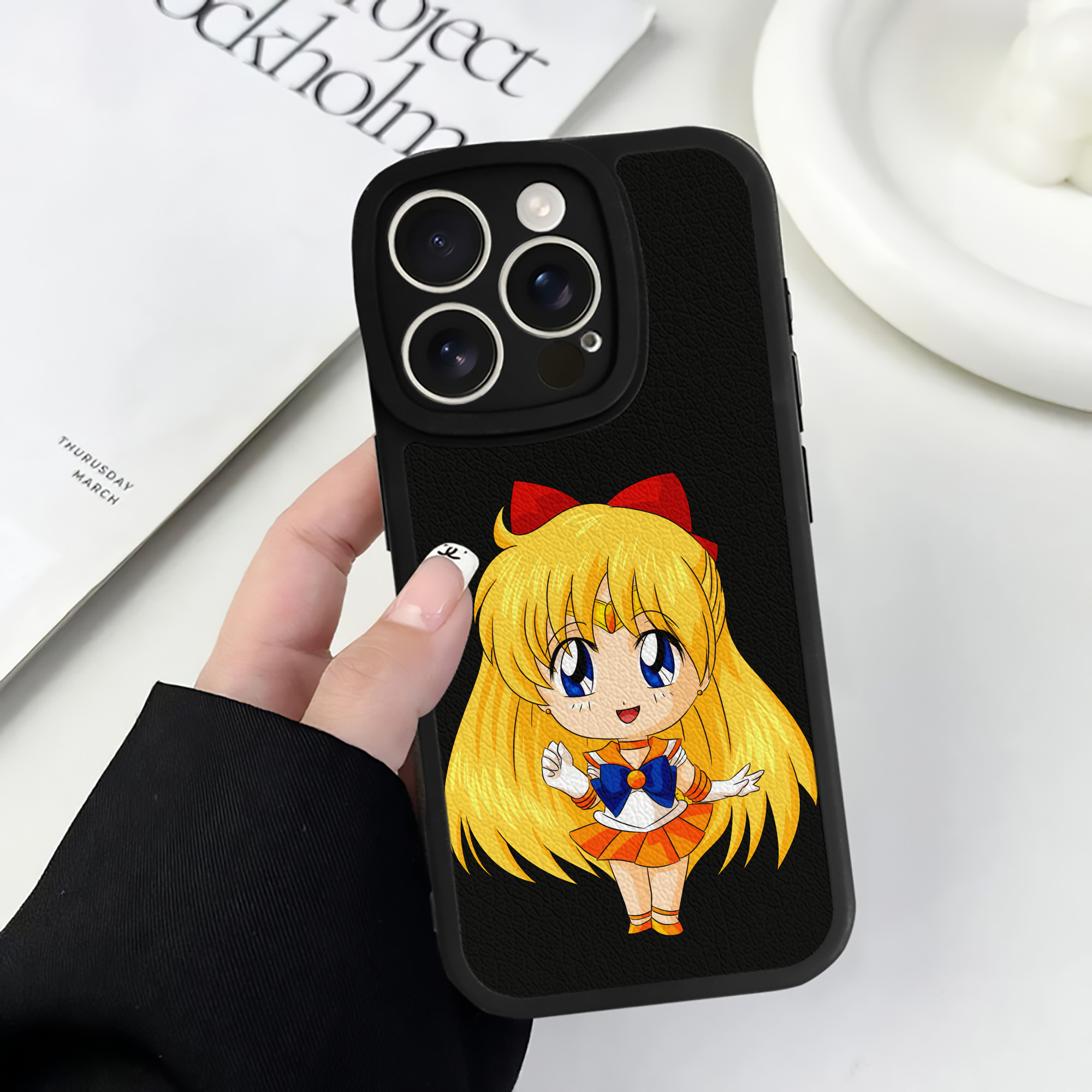 （画像用） 美少女戦士セーラームーン 愛野 美奈子 あいの みなこ Sailor Moon Aino Minako 【iPhone 16シリーズ対応】シリコンスマホケース（レザー調） 材質：シリコン